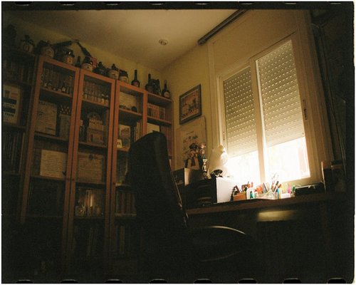 Escritorio organizado con luz de ventana